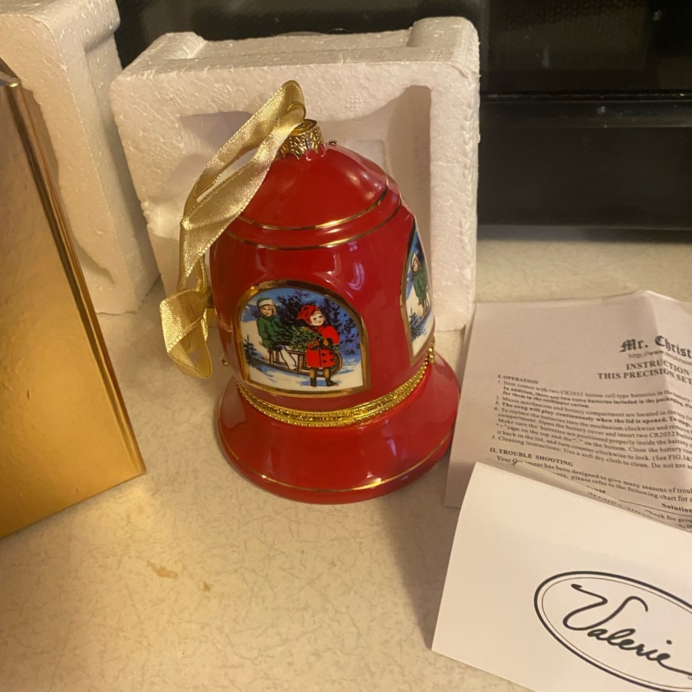 Mr.Christmas hinged musical bell ornament (Red)